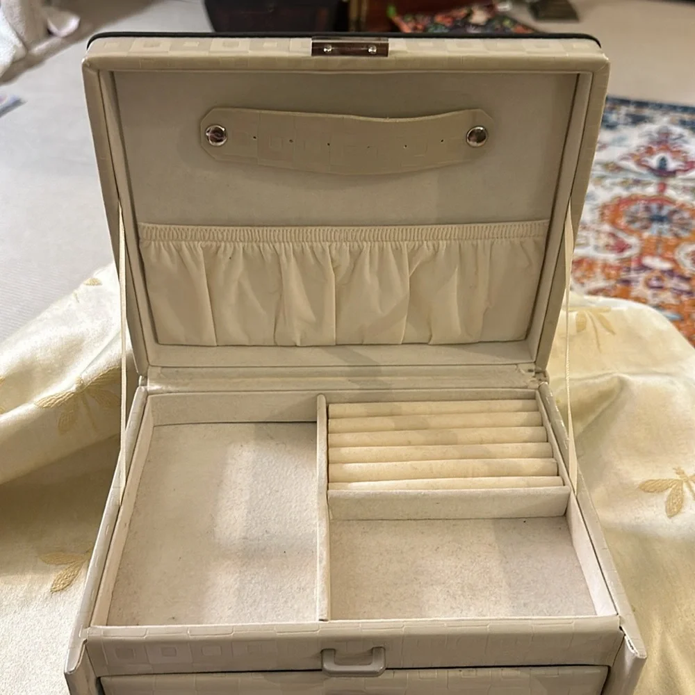 Velvet Lined 3 Drawer Jewelry Box / Organizer w/ Ring Tray and Necklace Belt.